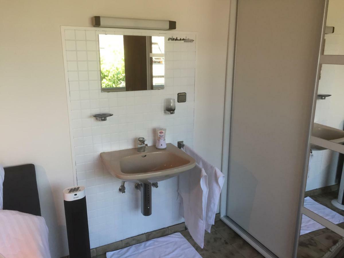 Düsseldorfer Privatzimmer Exterior foto
